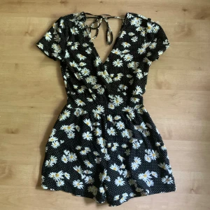 Blommig byxdress  - Blommig byxdress, knappt använd. Skönt material i storlek xs från hm divided. 
