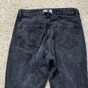 Hope svarta jeans - Svarta/mörkgrå jeans från Hope i modellen ”Pipe”, storlek 30 i midjan 