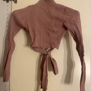 Puderrosa topp  - Puderrosa topp i nyskick med öppen rygg, fler bilder kan skickas på begäran 