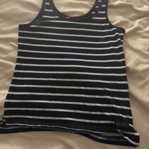 Randigt linnd - Mörkblå vitt randigt linne. Använt 2 gånger. Hör av dig vid frågor eller funderingar.