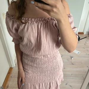 Rosa off shoulder klänning  - Aldrig använd💖