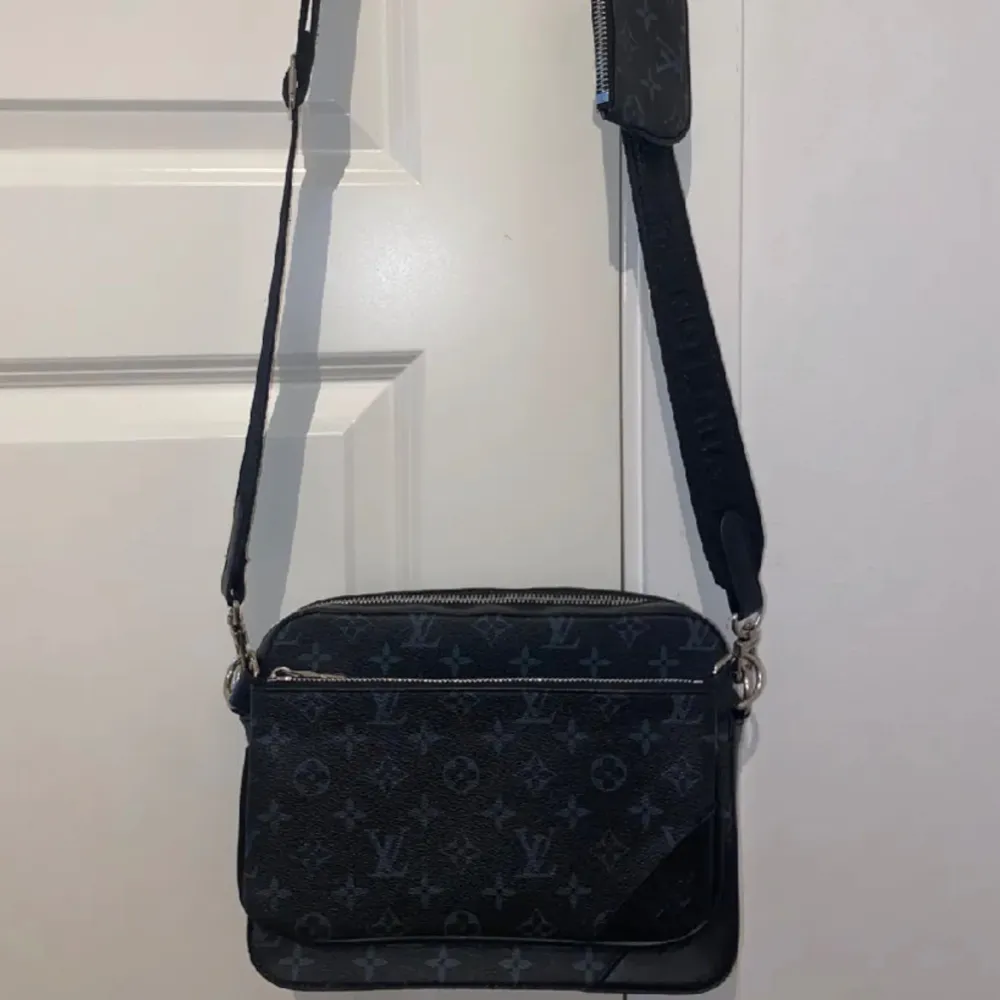 Hej,  Jag säljer en jättefin, oanänd Louis Vuitton trio messenger bag. Hör av dig vid fragor och funderingar!!. Övrigt.