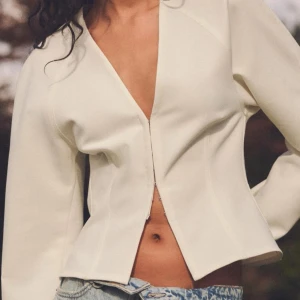 Figursydd jacka Zara - Aldrig använd.  Försent för att göra retur därav säljer jag denna här.   #zara #jacka #vit