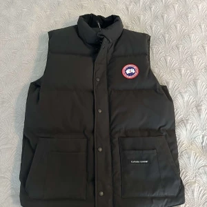 CANDA GOOSE VÄST - En canada goose väst som är använt endast en gång så helt ny. Den är i bästa skicket och har inga rivna märken. Priset är 5000kr men priset kan diskuteras. Produkten är även Äkta!