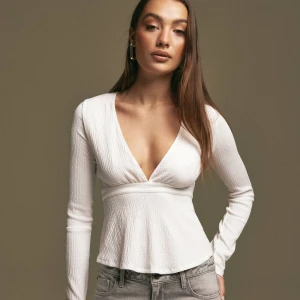 Nelly topp - Har endast provats, säljer då jag inte tycker jag passar i vitt, nyskick köptes för en vecka sedan för 299 på hemsidan.