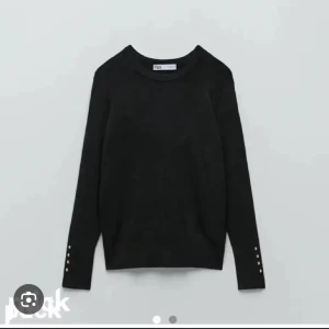 Tröja  - Tröja med knappar på ärmen ifrån zara 🤍
