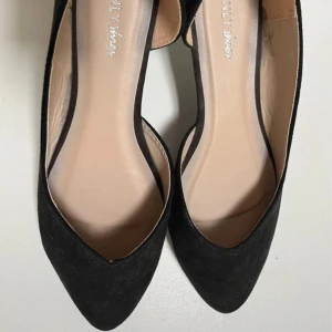 Ballerina skor - Säljer dessa ballerina skor från Nelly i sammet då dem inte passade mig💕 oanvända och endast testade 😊använd gärna köp nu funktionen 💸