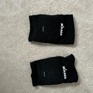 Volleyball knee pads - The item hasn’t been worn that much and has been taken care of very well. The clothing has no issues whatsoever and no damages. The item has also been cleaned very well so it’s not dirty or anything.