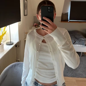 Kofta - Säljer denna vita kofta från Lindex då den knappt kommer till användning. Knappt använd 