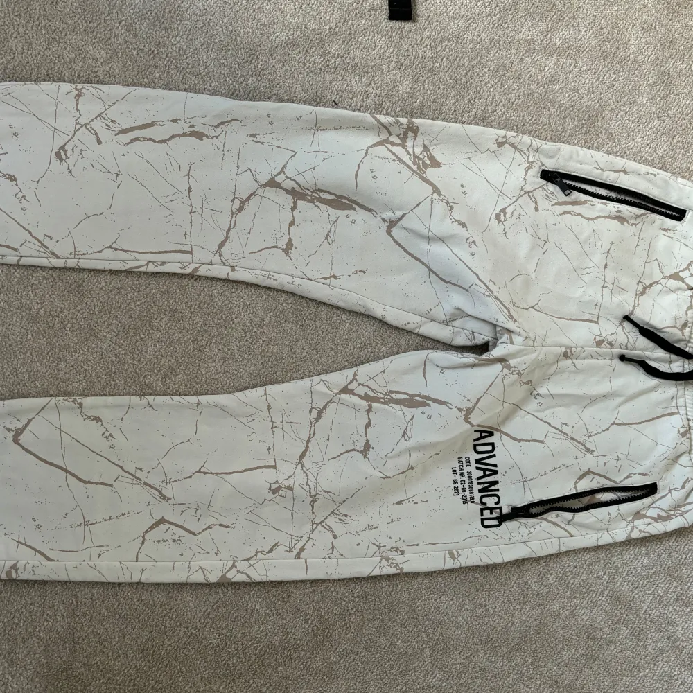 The item hasn’t been worn that much and has been taken care of very well. The clothing has no issues whatsoever and no damages. The item has also been cleaned very well so it’s not dirty or anything.. Jeans & Byxor.