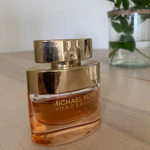 Michel kors wonderlust tjej parfym. 50ml Köpt för 600kr säljer för 300kr3 