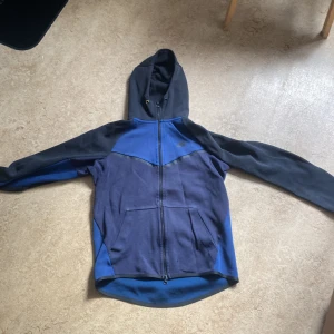 Nike tech hoodie - Gammal sällsynt Nike tech hoodie. Bra skick, dock små hål i änden på armarna och inga snören! STORLEK S MEN PASSAR SOM M. Pris kan diskuteras 