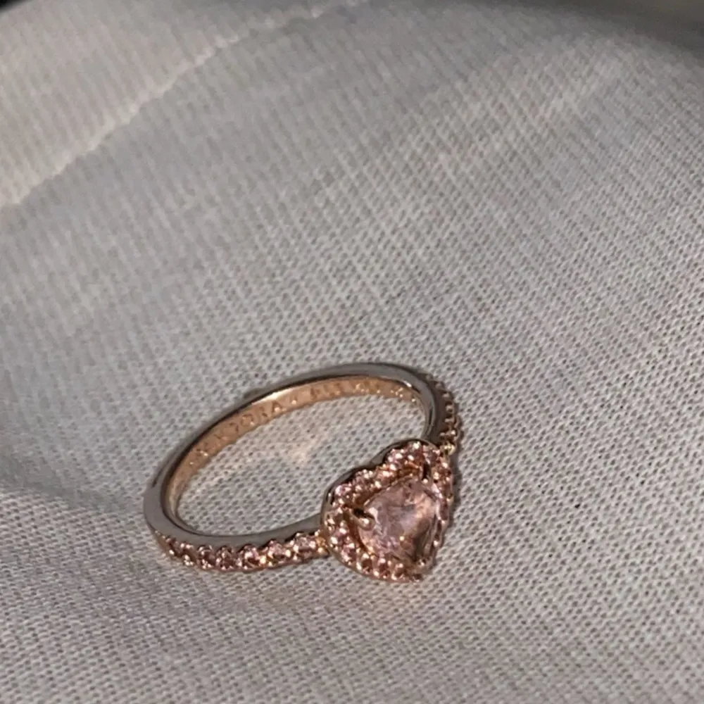 Har aldrig kommit till användning, precis som ny! Säljer för 1000kr och nypris är 1200. 💓Den är strl. 48 och tror det är den minsta storleken. . Asusteet.