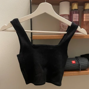 Topp - Jättefint linne som sitter tight och lute kroppat💗