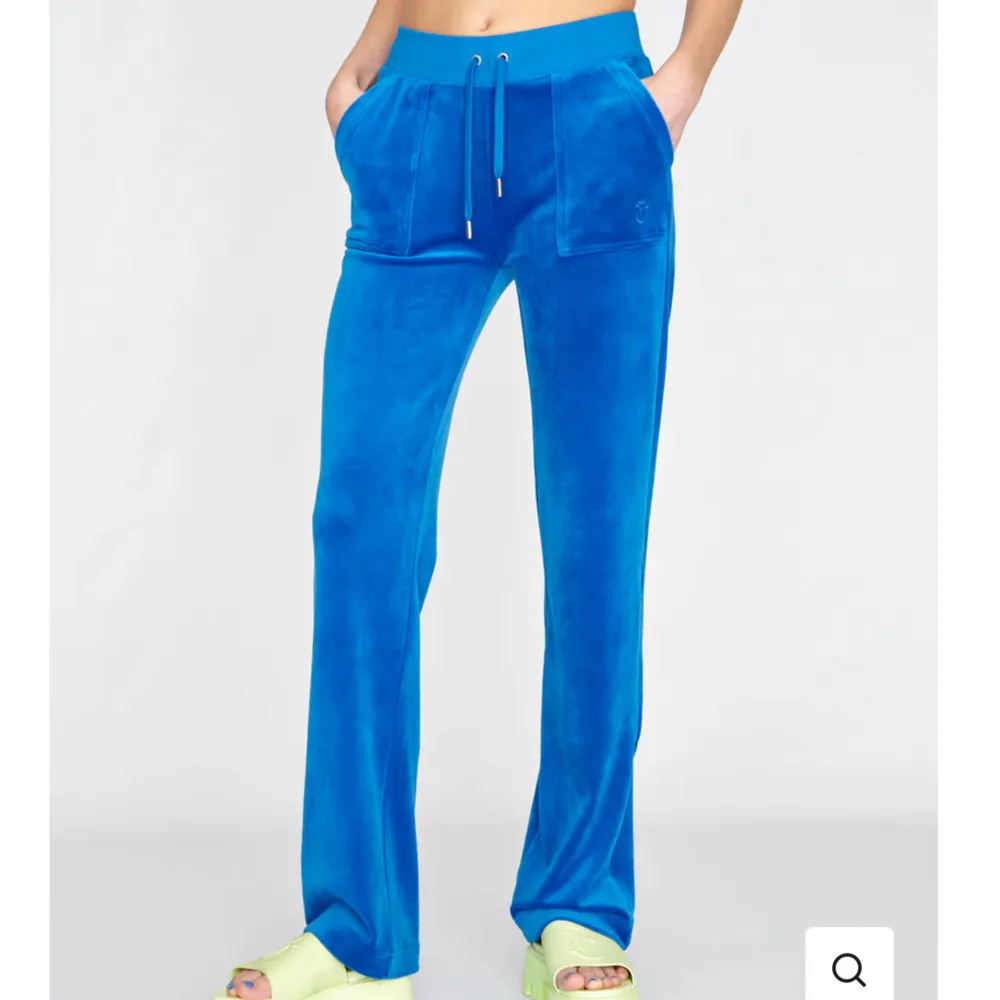 Säljer mina juicy couture byxor i storlek xxs. Längst ner på byxorna finns det tecken på användning, därav säljer jag dom för 300 kr (men priset går att diskutera).. Jeans & Byxor.