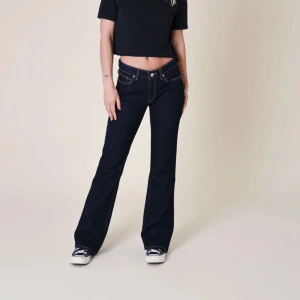 Abrand jenas - Säljer ett par helt nya abrand jenas med prislappen på! Då de va alldeles för små för mig tyvärr. De är i en väldigt mörkblå färg och är värkligen så fina! De är lågmidjade och raka i hela och är helt slutsålda överallt!