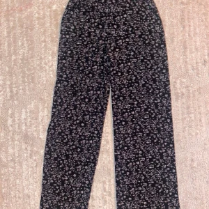 Slappa byxor - Slappa byxor, tunt baddräkts material