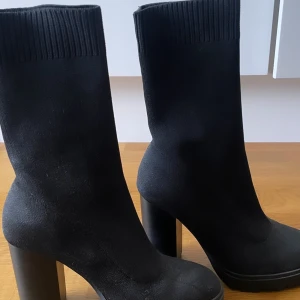 Higher Boots Bianca x Nelly  - Svarta höga klackar som bara andvänts 1gång, och som sedan stått på hyllan. Bianca x Nelly kollektion. Storlek: 37 Nypris: 600kr. Mitt pris: 200kr