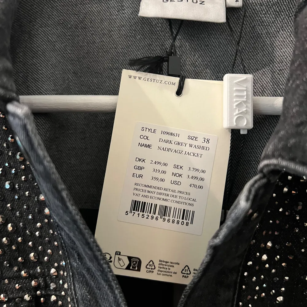 Lyxig glittrande grå jeansjacka från märket gestuz  Storlek 38 helt ny med prislapp kvar  . Jackor.
