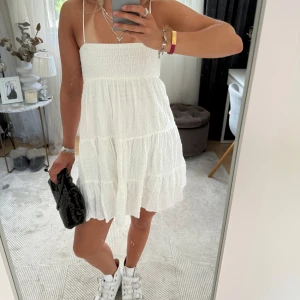 Zara klänning  - Kollar intresset på denna så fina vita zara klänningen som är väldigt eftertraktad😇😇skulle säga att den passar xs-m men storlek m på lappen