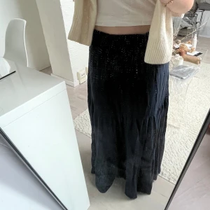 Mörkblå långkjol - Super fin mörkblå långkjol, aldrig använd, lapp kvar! Nypris 200 kr💙Kom med bud!