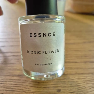 Essence parfym - Iconic flower parfym. Inspirerad av viktor & rolfs flowerbomb