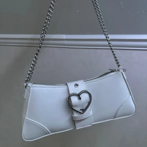 Väska  - Säljer denna väska som jag knappt har använt 