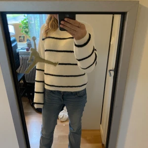 Randig stickad tröja - Randig stickad tröja, köpt på Kappahl, storlek 170 (endast använd 2 gånger) fint skick💓💓Bara att skriva om du har kofta frågor!