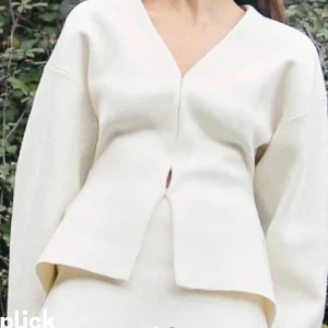 set zara - Säljer detta jätte fina set från zara då det ej kommer till användning, kjolen är i s och har prislapp kvar, tröjan i stl xs, använd en gång💞