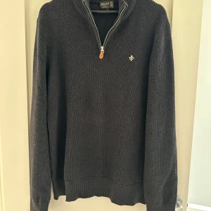 Morris half zip - En stickad halv zip från morris i nyskick, använd fåtal gånger. Svart färg. Nypris 1700kr Perfekt när det är lite kyligt ute. Storlek Large / L  Modell: Morris Bernard half zip