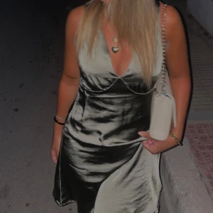 Grön klänning - Grön klänning från bikbok i storlek S, fint skick! 