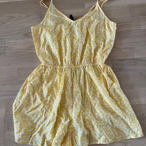 Gul jumpsuit - Fin gul blommig jumpsuit. Ny skick!