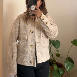 Neo noir jacka - Beige neo noir jacka som är i bra skick. Stora fina knappar och stora fickor framtill. Ganska varm och går att använda som höstjacka. 