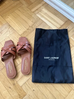 Tribute Sandaler  - Tribute Mules / Sandaler i färgen amber strl 36. 