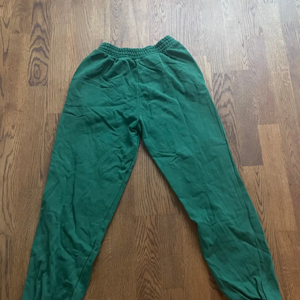 Gröna mjukisbyxor med text detalj på framsidan knappt använda i storlek S. Jeans & Byxor.
