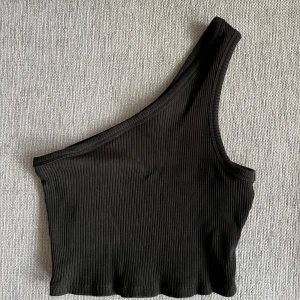 Assymeyrisk topp - Från Na-kd, fint skick