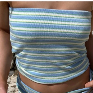 Djerf Avenue tubtopp. - Säljer min tubtopp i slushy Popsicle från Djerf Avenue. Jättebra skick, inte nopprig eller ”luddig” utan fortfarande fin. 