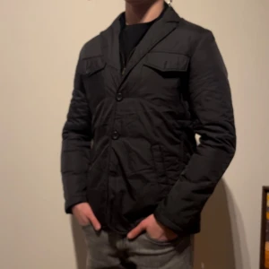 Jacka Calvin Klein - Riktigt fet Calvin Klein jacka i nyskick som liknar en kavaj. Passar riktigt bra till alla årstider, allt från sommarkvällar till höst och vår. Storlek M, modellen på bilden är 181 och väger 71. Hör gärna av dig vid funderingar!