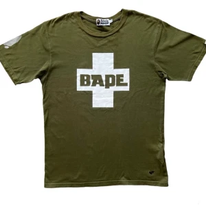 Bape T-shirt  - Vintage Bape t-shirt, Bra skick inga fel, Storlek L passar Mer som M, eftersom japanska kläder är små i storlekarna. Skriv vid frågor :)