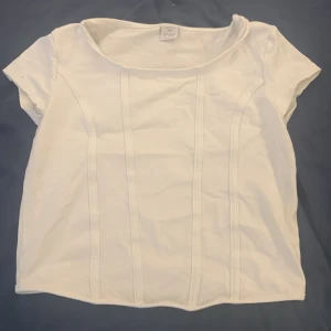 Vit cropped t-shirt  - En vit t-shirt från Lindex 