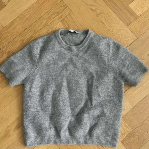 Zara T-shirt - Säljer stickad T-shirt från zara som är använd men inga tecken på det. 