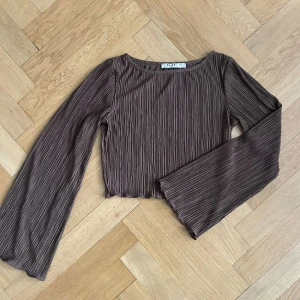 NAKD TRÖJA - Säljer en NAKD blus som aldrig är använd. Vid i armarna och lite kortare. Priset kan diskuteras.