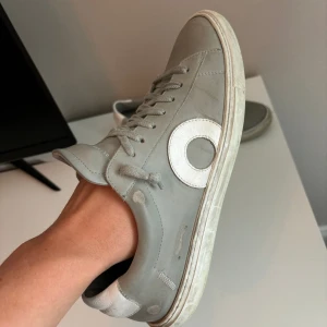 Oliver Cabell skor - Säljer då mina Oliver Cabell 8/10 skick inga större deffekter, sparsamt använda. Inte noggrant tvättade så kan bli fräschare med tvätt.