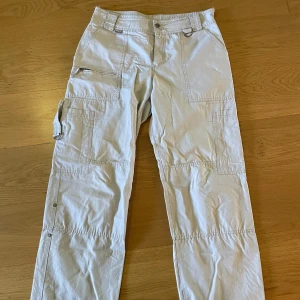 Baggy Cargo Byxor - storlek 42 men insydda så ungefär s/m väl använda men fortfarande riktigt bra skick 