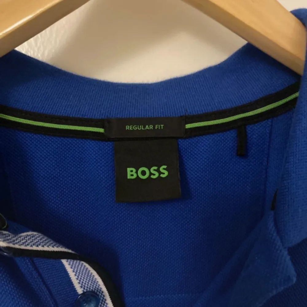 Blå hugo boss piké använda 2 gång köpt för 900. T-shirts.