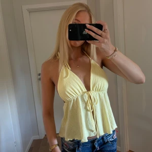 Rygglös topp - Jättefin gul topp, vid i ryggen, aldrig använd (prislapp sitter kvar) 🤗🤗