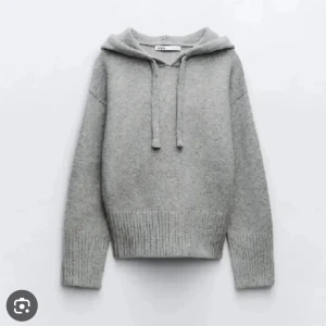 Stickad Zara hoodie  - Säljer nu min zara hoodie i strl S då den inte kommer till användning. Jättebra skick och inte använd mycket.