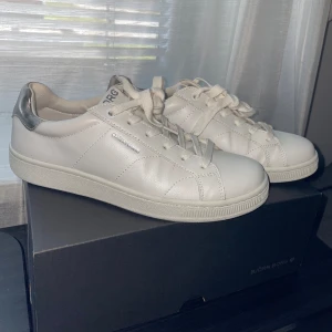 Vita Björn Borg sneakers - Björn Borg sneakers. Vita med silvriga detaljer i storlek 37. Använda 2 till 3 gånger så i absolut nyskick.
