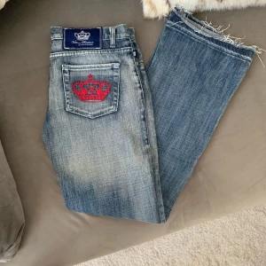 Victoria Beckham - Jeans från Victoria Beckham i storlek 29/32 (små i storlek) midjemått: 78cm. Jättesnygga och går hela vägen till marken på mig som 172cm🌸