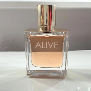 Hugo Boss Alive Edp 30ml - Hugo Boss parfym Alive, 30ml. Endast använd några få gånger, se bild för hur mycket som är kvar. Nypris 655:-